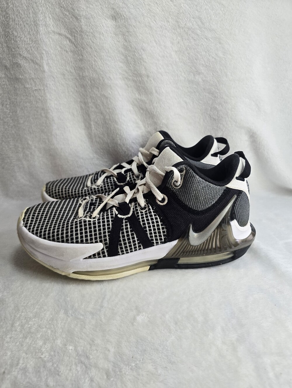 Nike LeBron Witness 7 Basketball Shoes White/Metallic Silver-Black Mens 9.5